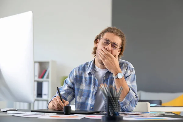 Joven Diseñador Cansado Trabajando Oficina —  Fotos de Stock