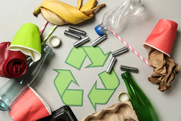Recycling Symbol Und Verschiedene Abfälle Auf Hellem Hintergrund — Stockfoto