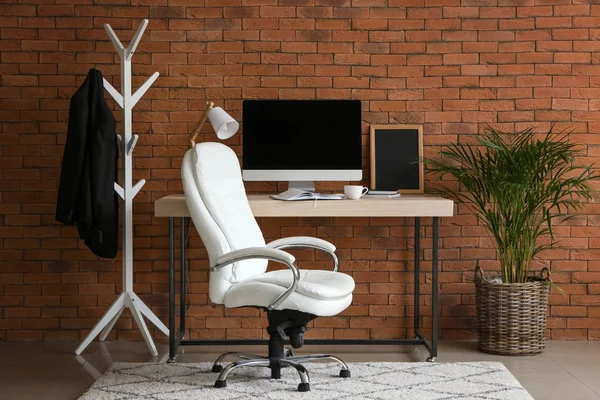 Eleganta Arbetsplats Med Modern Dator Nära Tegelvägg — Stockfoto