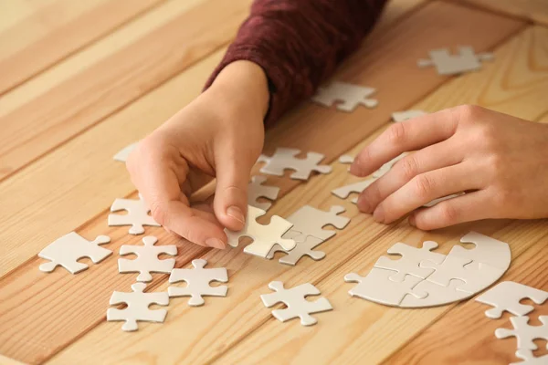 Femme Assemblage Puzzle Sur Table — Photo