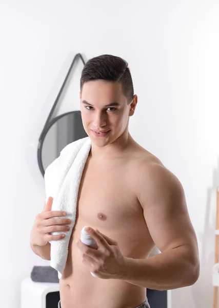 Jonge Man Met Deodorant Badkamer — Stockfoto