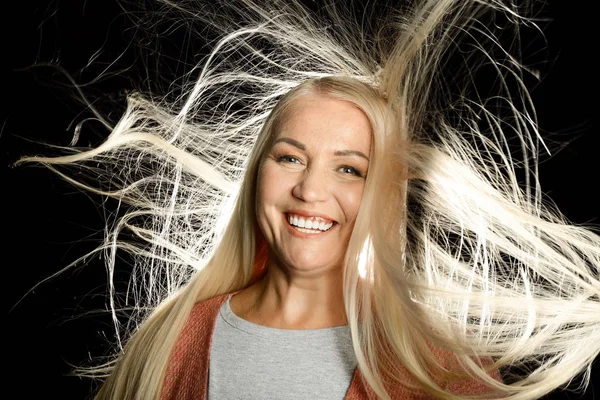 Retrato Mujer Madura Feliz Con Pelo Desordenado Sobre Fondo Oscuro — Foto de Stock