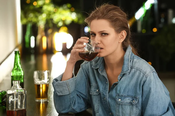 Mujer Joven Deprimida Bebiendo Alcohol Bar — Foto de Stock