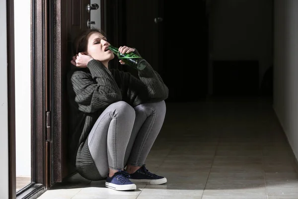 Mujer Deprimida Bebiendo Alcohol Pasillo — Foto de Stock