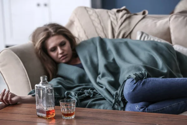 Glas Fles Met Alcohol Tafel Van Dronken Vrouw — Stockfoto