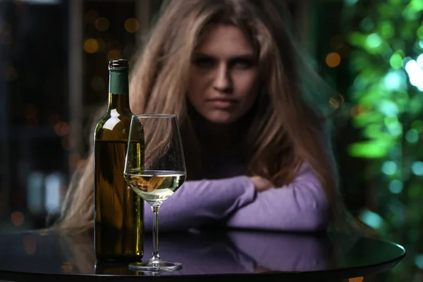 Mulher Deprimida Bebendo Álcool Bar — Fotografia de Stock