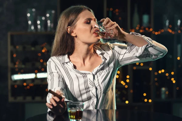 Jovem Mulher Bebendo Álcool Fumando Charuto Bar — Fotografia de Stock