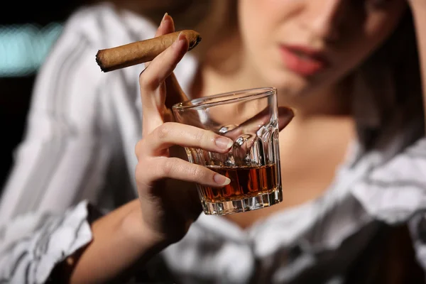 Mujer Joven Bebiendo Alcohol Fumando Cigarro Bar Primer Plano — Foto de Stock