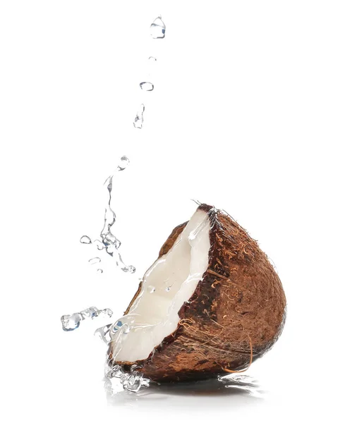 一半新鲜的椰子与水飞溅在白色背景 — 图库照片