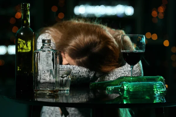Donna Ubriaca Tavola Nel Bar — Foto Stock