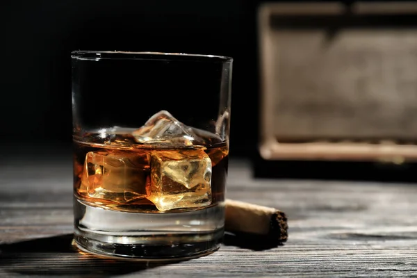 Glas Whisky Och Cigarr Träbordet — Stockfoto