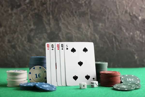 カードとサイコロのカジノのテーブルでのポーカー ゲームのためのチップ — ストック写真