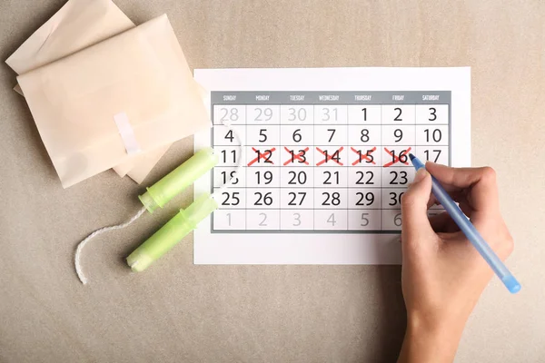 Mujer Con Calendario Menstrual Mesa — Foto de Stock