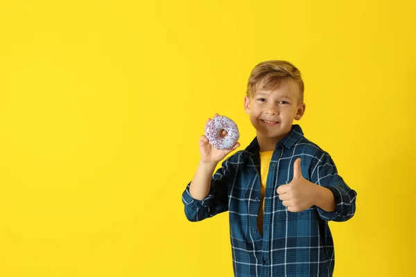 Söt Liten Pojke Med Donut Visar Tummen Upp Färgbakgrund — Stockfoto