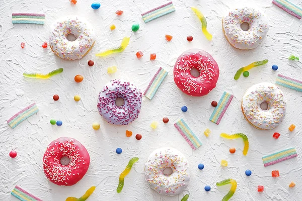 Leckere Donuts Und Süßigkeiten Auf Weißem Hintergrund — Stockfoto