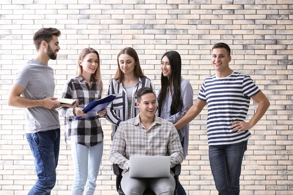 Equipo Jóvenes Sobre Fondo Ladrillo — Foto de Stock