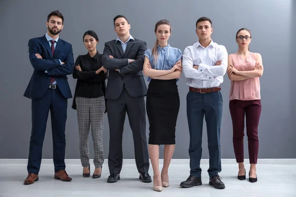 Equipe Jovens Perto Parede Cinzenta Escritório — Fotografia de Stock