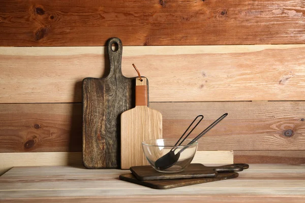 Naczynia Kuchenne Stylowe Drewnianym Stole — Zdjęcie stockowe