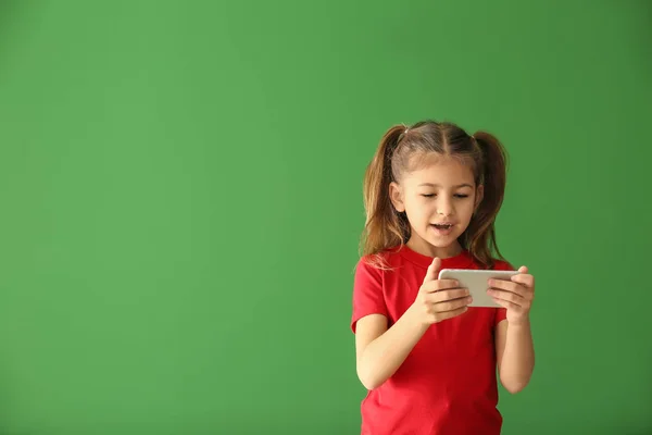 Linda Niña Jugando Con Teléfono Inteligente Fondo Color —  Fotos de Stock