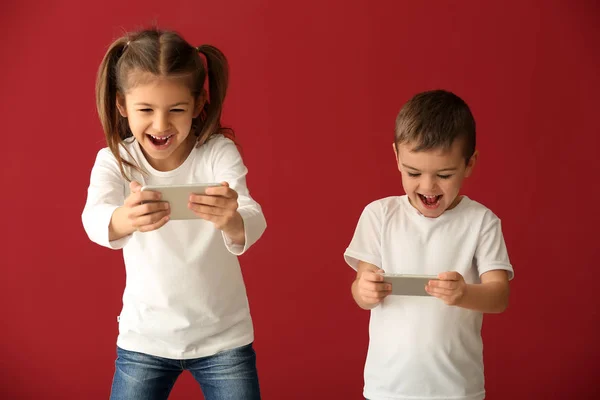 Cute Little Children Playing Smartphones Color Background — Stock Photo, Image