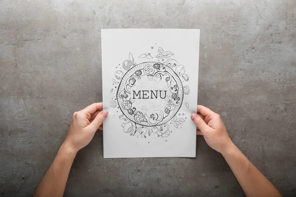 Vrouwelijke Handen Met Menu Grijze Achtergrond — Stockfoto