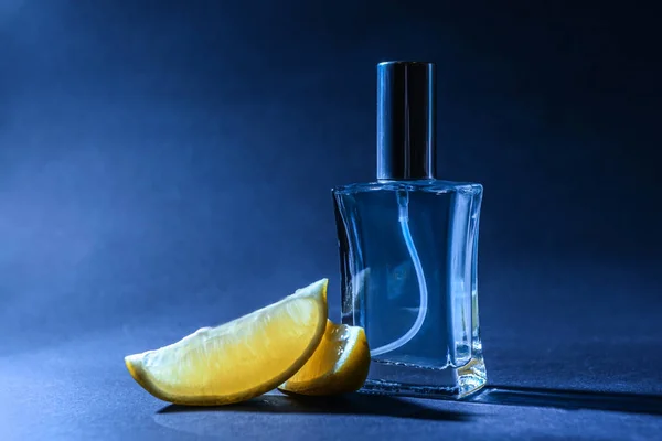 Bottiglia Profumo Fette Limone Sfondo Colore — Foto Stock