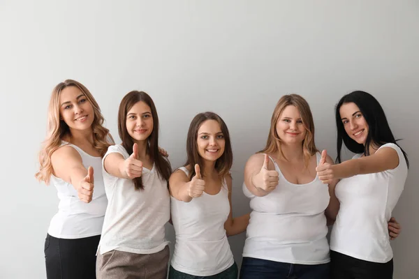 Lindas Mulheres Jovens Mostrando Gesto Polegar Para Cima Fundo Luz — Fotografia de Stock