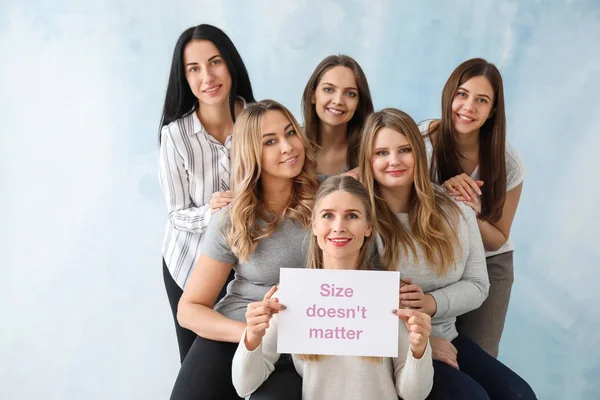 Beautiful Young Women Holding Paper Sheet Text Size Doesn Matter — Stock Photo, Image