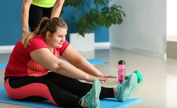 Hermosa Chica Tamaño Más Entrenamiento Con Entrenador Gimnasio Concepto Positividad —  Fotos de Stock