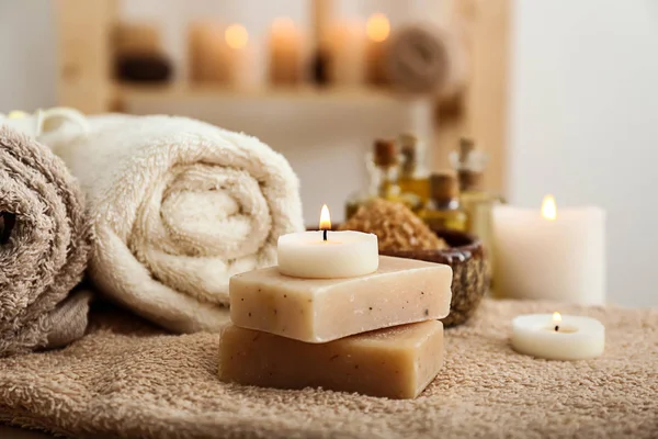 Sabun ve mum masada güzel spa kompozisyonu