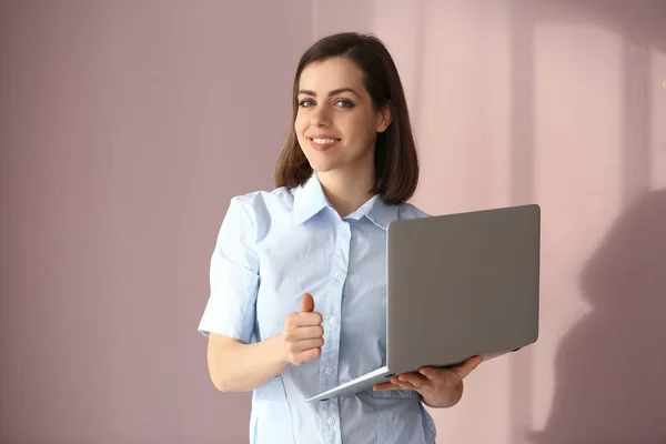 Young Woman Laptop Showing Thumb Color Background — Stock Photo, Image