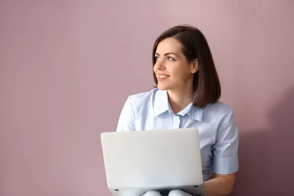 Junge Frau Mit Laptop Auf Farbigem Hintergrund — Stockfoto