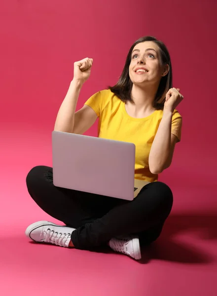 Happy Young Woman Laptop Color Background — Stock Photo, Image