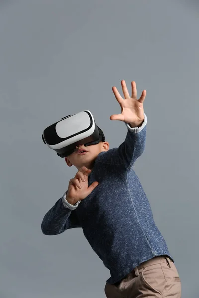 Verängstigter Junge Mit Virtual Reality Brille Auf Grauem Hintergrund — Stockfoto