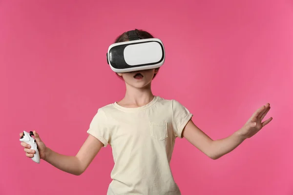 Niedliches Mädchen Mit Virtual Reality Brille Auf Farbigem Hintergrund — Stockfoto