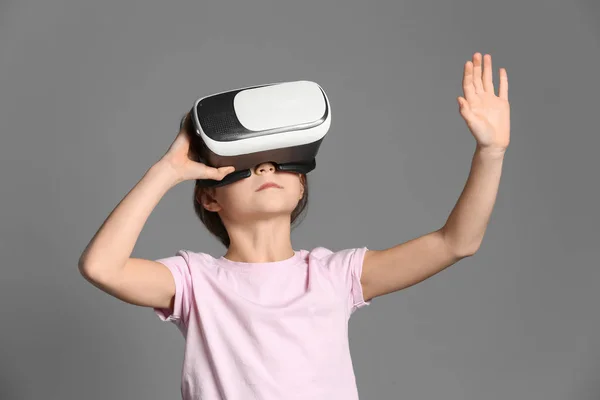 Nettes Mädchen Mit Virtual Reality Brille Auf Grauem Hintergrund — Stockfoto