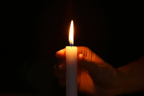 女性手与燃烧的蜡烛在黑暗中 — 图库照片