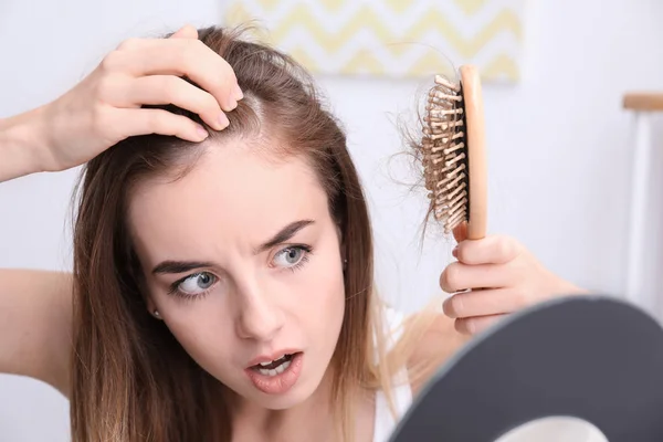 Kadın Saç Dökülmesi Problemi Aynaya Bakmak Ile — Stok fotoğraf