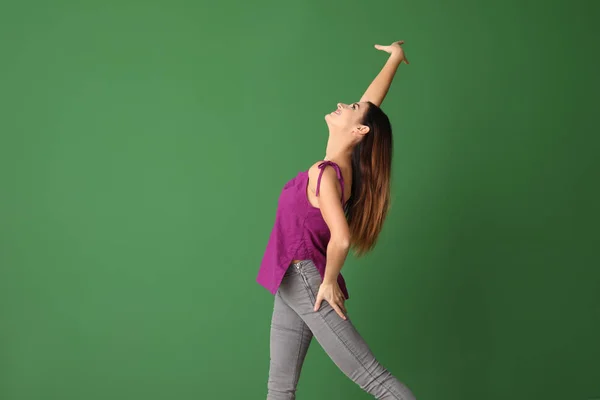 Jonge Vrouw Dansen Kleur Achtergrond — Stockfoto