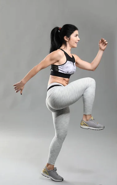 Sportliche Muskulöse Frau Auf Grauem Hintergrund — Stockfoto