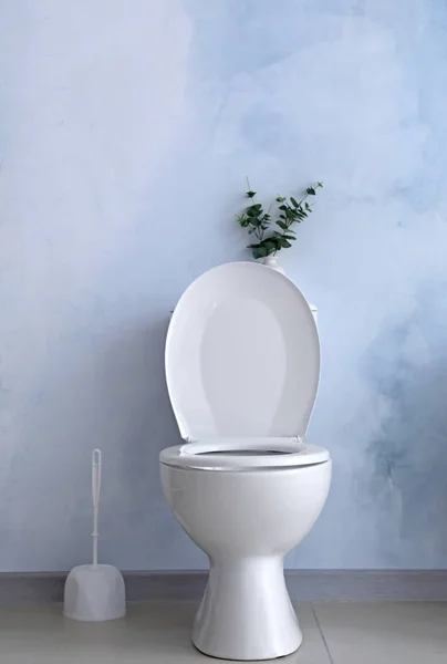 Moderne Keramik Toilettenschüssel Der Nähe Einer Lichtwand Der Toilette — Stockfoto