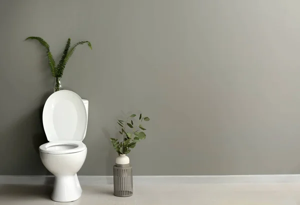 Modern Vaso Sanitário Cerâmico Perto Parede Cinza Banheiro — Fotografia de Stock