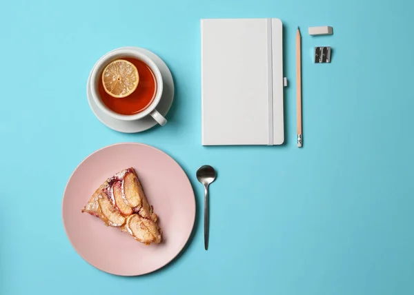 Pedazo Sabroso Pastel Manzana Con Taza Papelería Sobre Fondo Color — Foto de Stock