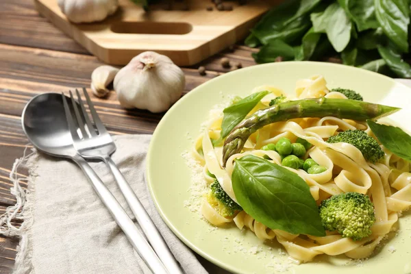 Tallrik Med Välsmakande Pasta Och Grönsaker Träbord — Stockfoto