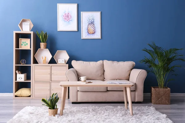 Interior Ruang Dengan Sofa Nyaman Dan Meja Kayu — Stok Foto
