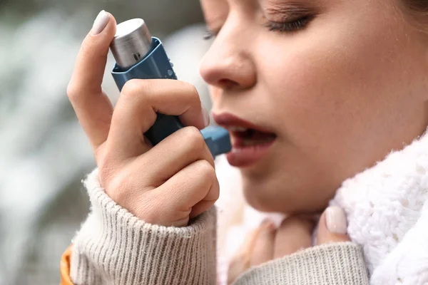 Jeune Femme Avec Inhalateur Ayant Une Crise Asthme Extérieur Gros — Photo