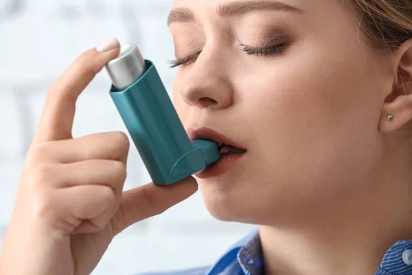 Mujer Joven Con Inhalador Con Ataque Asma Primer Plano —  Fotos de Stock