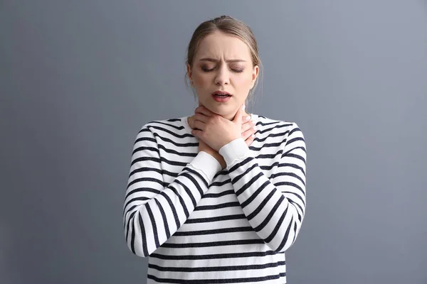 Young Woman Having Asthma Attack Grey Background — Stock Photo, Image