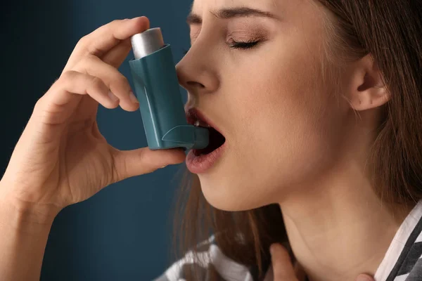 Młoda Kobieta Inhalatorem Atakiem Astmy Tle Koloru Zbliżenie — Zdjęcie stockowe