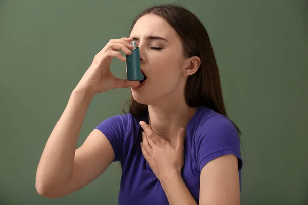 Junge Frau Mit Inhalator Hat Asthmaanfall Vor Farbigem Hintergrund — Stockfoto